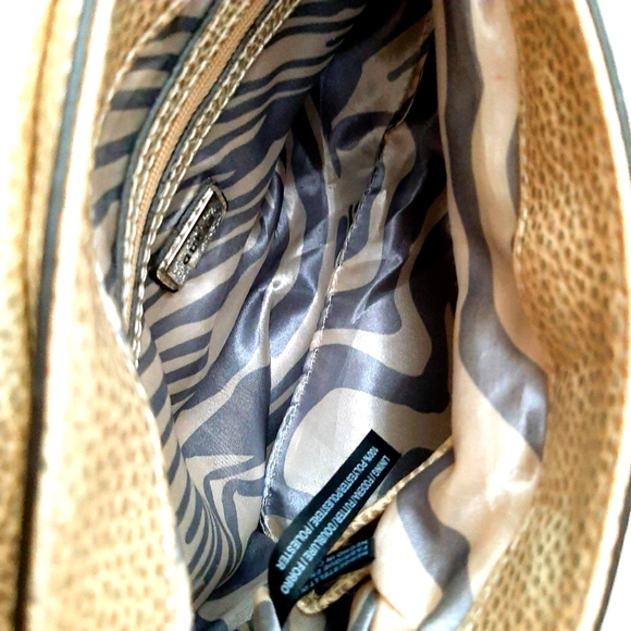 Cute Guess Shoulder Bag - Picture 4 of 7